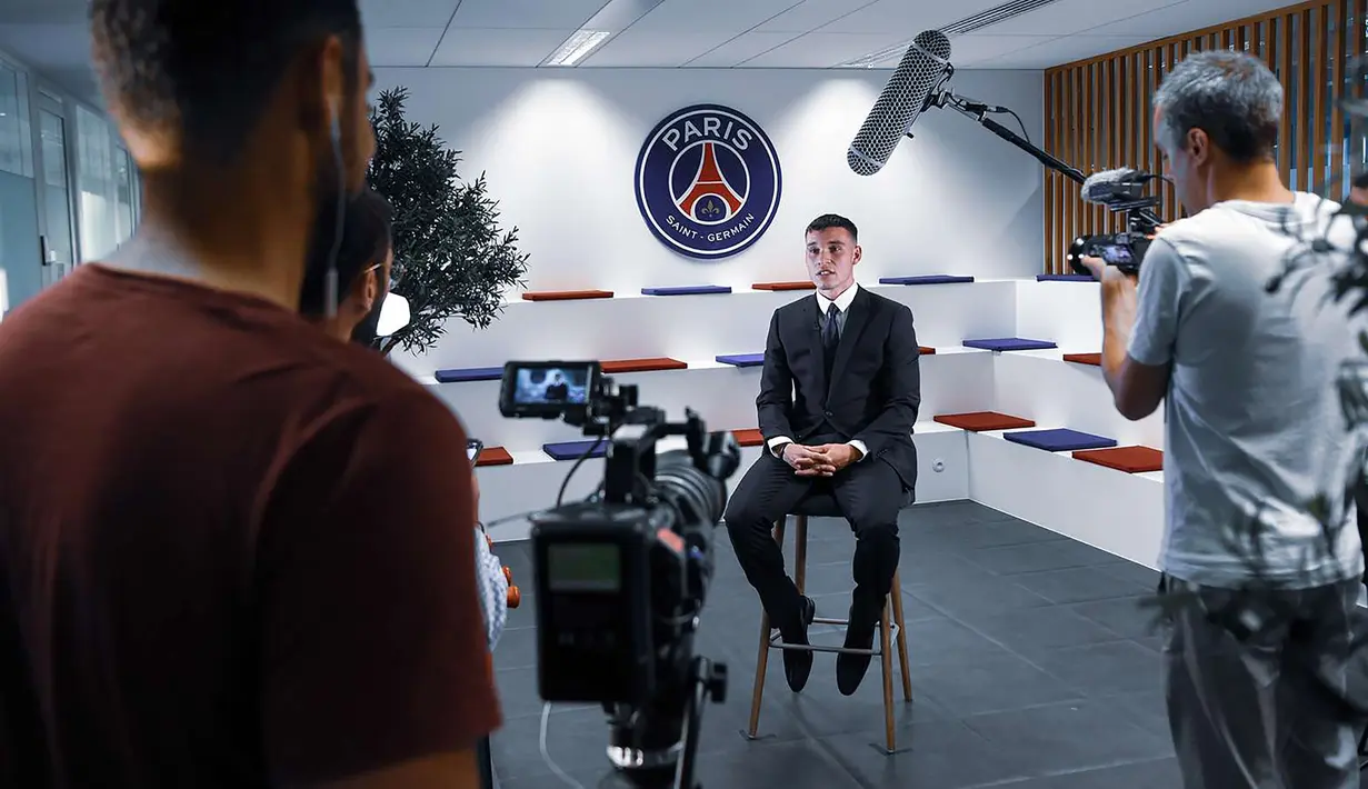 Manuel Ugarte didatangkan PSG dari Sporting Lisbon pada bursa transfer musim 2023/2024 dengan mahar sebesar 60 juta euro atau setara Rp1 triliun. Melalui Kesepakatan yang terjadi pada 7 Juli 2023, Manuel Ugarte terikat kontrak selama 5 tahun hingga 30 Juni 2028. (en.psg.fr)
