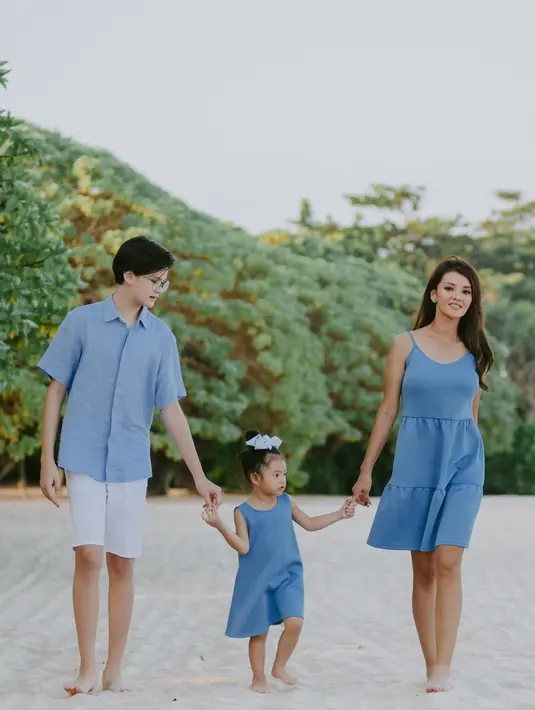 <p>Bersama dengan Armand, anak pertama Farah Quinn. Ketiganya kompak mengenakan outfit dengan warna yang senada. (FOTO: instagram.com/farahquinnofficial/)</p>