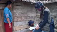 Warga Desa Pasucen di Rembang, Jawa Tengah harus berjalan jauh hanya untuk mendapatkan air, dengan menenteng ember dan memikul jerigen. (Ist)