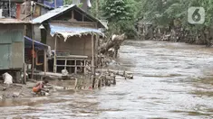 Aktivitas warga di bantaran Kali Ciliwung, Manggarai, Jakarta, Rabu (19/2/2020). Gubernur DKI Jakarta Anies Baswedan memperkenalkan istilah naturalisasi sungai sebagai pengganti normalisasi, namun proyek tersebut tidak terealisasi hingga saat ini. (merdeka.com/Iqbal Nugroho)