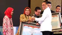 Menteri Pendayagunaan Aparatur Negara dan Reformasi Birokrasi (PAN-RB) Syafruddin menyerahkan SAKIB award kepada Bupati Serang Ratu Tatu Chasanah. (Istimewa)