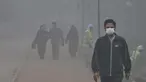 Orang-orang berjalan di sekitar taman di tengah kondisi kabut asap tebal di Lahore pada Kamis 7 November 2024. (Arif ALI/AFP)