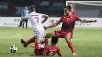 Bek Indonesia, Rezaldi Hehanusa, berusaha menghadang pemain Palestina, Mahmoud Abuwarda, pada laga Asian Games di Stadion Patriot, Jawa Barat, Rabu (15/8/2018). Indonesia takluk 1-2 dari Palestina. (Bola.com/Vitalis Yogi Trisna)