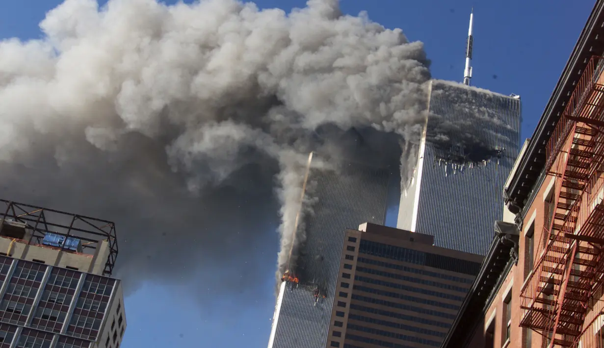 File foto 11 September 2001 asap mengepul dari menara kembar World Trade Center yang terbakar setelah pesawat yang dibajak menabrak menara, di New York City. (AP Photo/Richard Drew)
