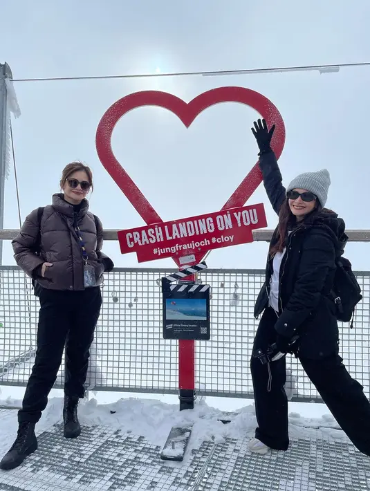 Tak kalah kece, Ersa mengenakan jaket parka dan celana panjang serba hitam, dipadukan inner putih dan beanie abu-abu. Penampilan keduanya juga dilengkapi dengan kacamata hitam. Kompak banget. [Foto: IG/@ersamayori/@cuttaryofficial]