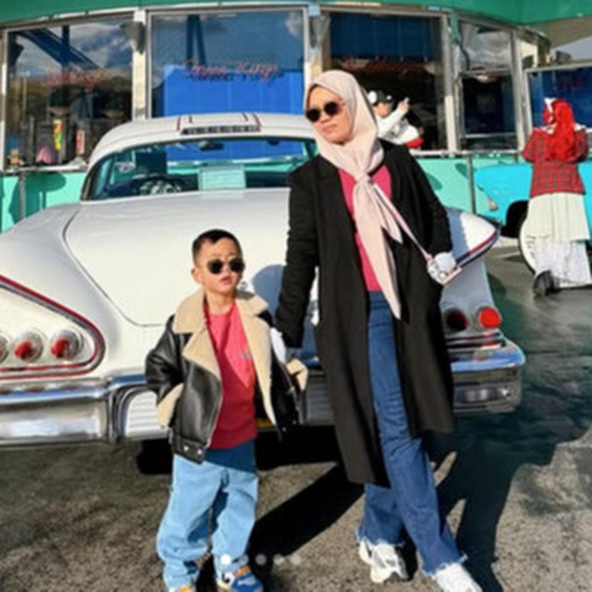 Potret Rayyanza & Sus Rini Tampil Bak Couple Pakai Baju Serasi di Jepang, Gandengan Tangan Gemas Banget