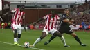 Gelandang Manchester United, Henrikh Mkhitaryan, berebut bola dengan bek Stoke City, Kurt Zouma pada laga Premier League di Stadion bet365, Sabtu (9/9/2017). Manchester United bermain imbang 2-2 dengan Stoke City.(AFP/Geoff Caddick)