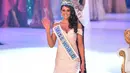 Miss Afrika Selatan dan Miss World 2014, Rolene Strauss saat melambaikan tangannya, London, Minggu (14/12/2014). (AFP PHOTO/Leon Neal)