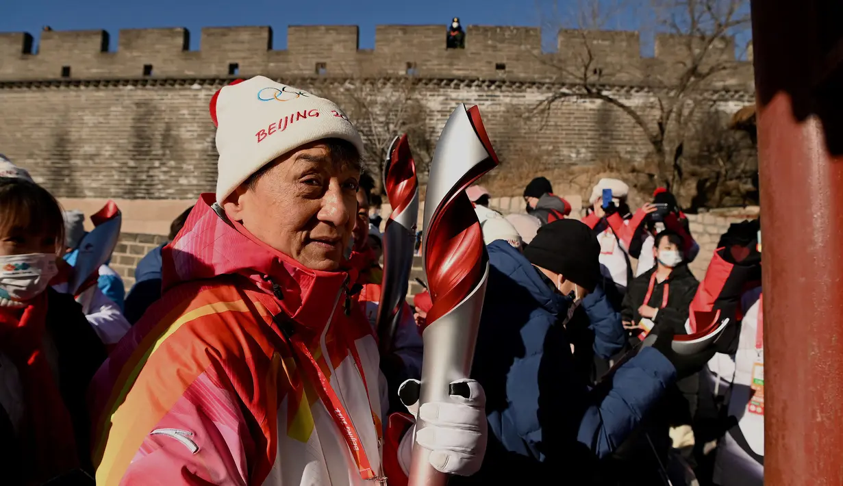 Aktor Jackie Chan memegang Obor Olimpiade di Tembok Besar Badaling pada hari kedua estafet obor di Beijing pada 3 Februari 2022, sehari sebelum dimulainya Olimpiade Musim Dingin Beijing 2022. (AFP/Noel Celis)