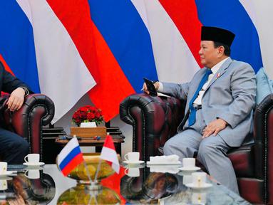 Foto selebaran yang diambil dan dirilis pada 25 Februari 2025 oleh Istana Kepresidenan Indonesia ini menunjukkan Presiden Indonesia Prabowo Subianto (kanan) saat menerima kunjungan Sekretaris Dewan Keamanan Rusia Sergei Shoigu di Istana Kepresidenan, Jakarta. (Foto: Handout/Istana Kepresidenan Indonesia/AFP)