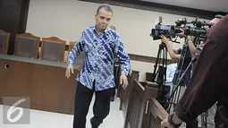 Edy Nasution berjalan memasuki ruang sidang untuk menjalani sidang tuntutan terkait kasus suap di Pengadilan Tipikor, Jakarta, Senin (21/11). Edy dituntut 8 tahun penjara oleh Jaksa Komisi Pemberantasan Korupsi (KPK). (Liputan6.com/Helmi Affandi)