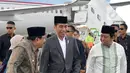 Presiden Joko Widodo didampingi Ketum PPP Romahamurmuziy dan Gubernur Jawa Timur Soekarwo tiba Bandara Internasional Juanda, Jawa Timur, Sabtu (3/2). Jokowi dan Romi tampak kompak mengenakan sarung. (Liputan6.com/Pool/Biro Pers Setpres)