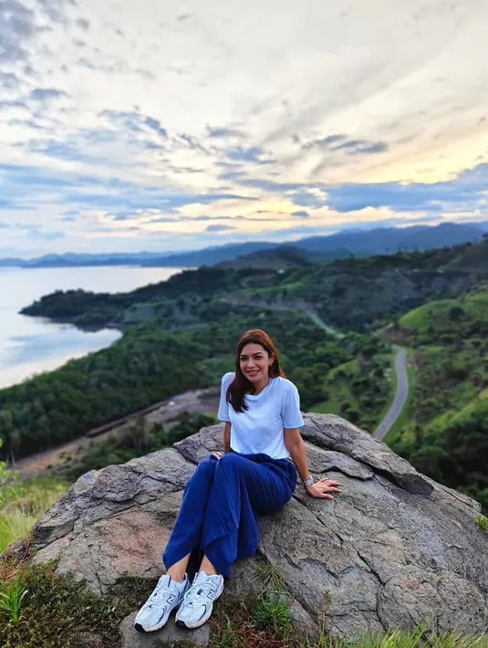 Najwa mengenakan t-shirt putih dengan oversized jeans pants serta sneakers andalannya. [@najwashihab]