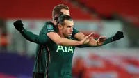 Pemain Tottenham Hotspur, Gareth Bale (depan), dan Harry Kane berselebrasi setelah mencetak gol kontra Stoke City di Stadion Bet365, Kamis (24/12/2020) dini hari WIB.(AFP/LINDSEY PARNABY)Yus mei