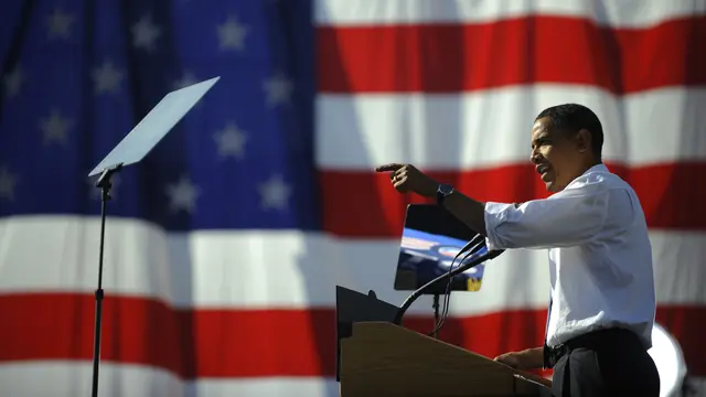 Gaya Obama Menggulung Lengan Baju