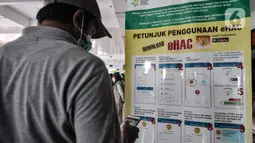 Calon penumpang mengisi data validasi melalui aplikasi eHAC di Bandara Halim Perdanakusuma, Jakarta, Kamis (17/12/2020). Penumpang yang ingin keluar masuk Jakarta wajib menunjukkan hasil swab antigen untuk menekan angka corona meski ada libur Natal dan Tahun Baru. (merdeka.com/Iqbal Nugroho)