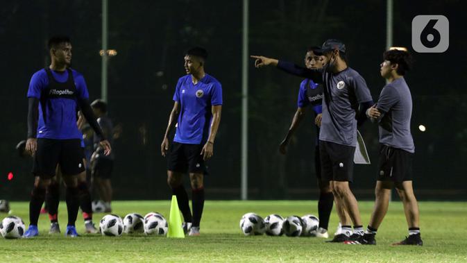 Pelatih Tim Nasional Indonesia Shin Tae-yong (kedua kanan) saat memimpin latihan Timnas U-22 di Lapangan D, Kompleks GBK, Senayan, Jakarta, Selasa (2/3/2021). Latihan ini persiapan untuk dua ajang uji coba melawan tim Liga 1 Indonesia dan SEA Games 2021 di Vietnam. (Liputan6.com/Helmi Fithriansyah)
