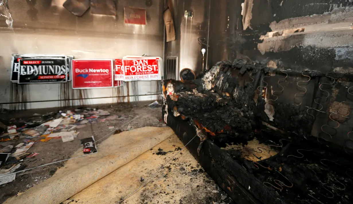 Kondisi sofa hangus terbakar menyusul serangan bom tangan di Kantor Partai Republik di North Carolina, AS, Senin (17/10). Tidak ada orang yang terluka atas insiden yang menimpa markas Partai Republik untuk wilayah Orange County itu. (REUTERS/Chris Keane)