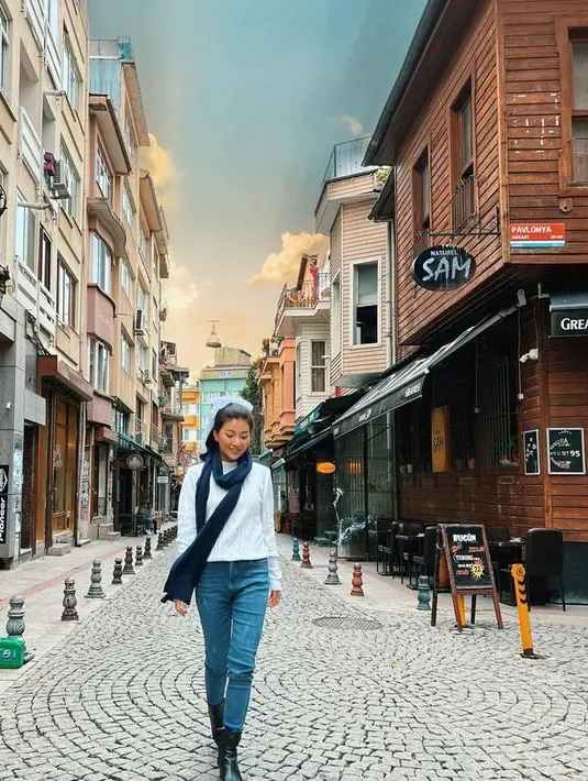Kali ini, Sarwendah tampil simple mengenakan sweater putih yang dipadu celana jeans dan scarf.  (Instagram/sarwendah29).