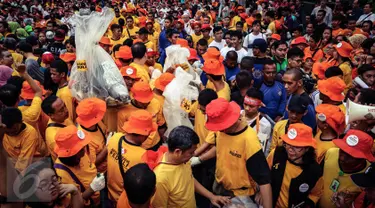 Ratusan karyawan dan relawan Artha Graha Peduli mengangkat kantong sampahdi kawasan Bundaran HI, Jakarta, (21/02). 1500 orang dari berbagai komunitas, instansi dan perusahaan mereka membersihkan sampah dalam rangka HPSN 2016. (Liputan6.com/Fery Pradolo)