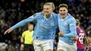 Pemain Manchester City, Erling Haaland (kiri) melakukan selebrasi bersama Julain Alvarez setelah mencetak gol ketiga timnya ke gawang RB Leipzig pada laga lanjutan Grup G Liga Champions 2023/2024 yang berlangsung di Etihad Stadium, Manchester, Rabu (29/11/2023). (AP Photo/Dave Thompson)
