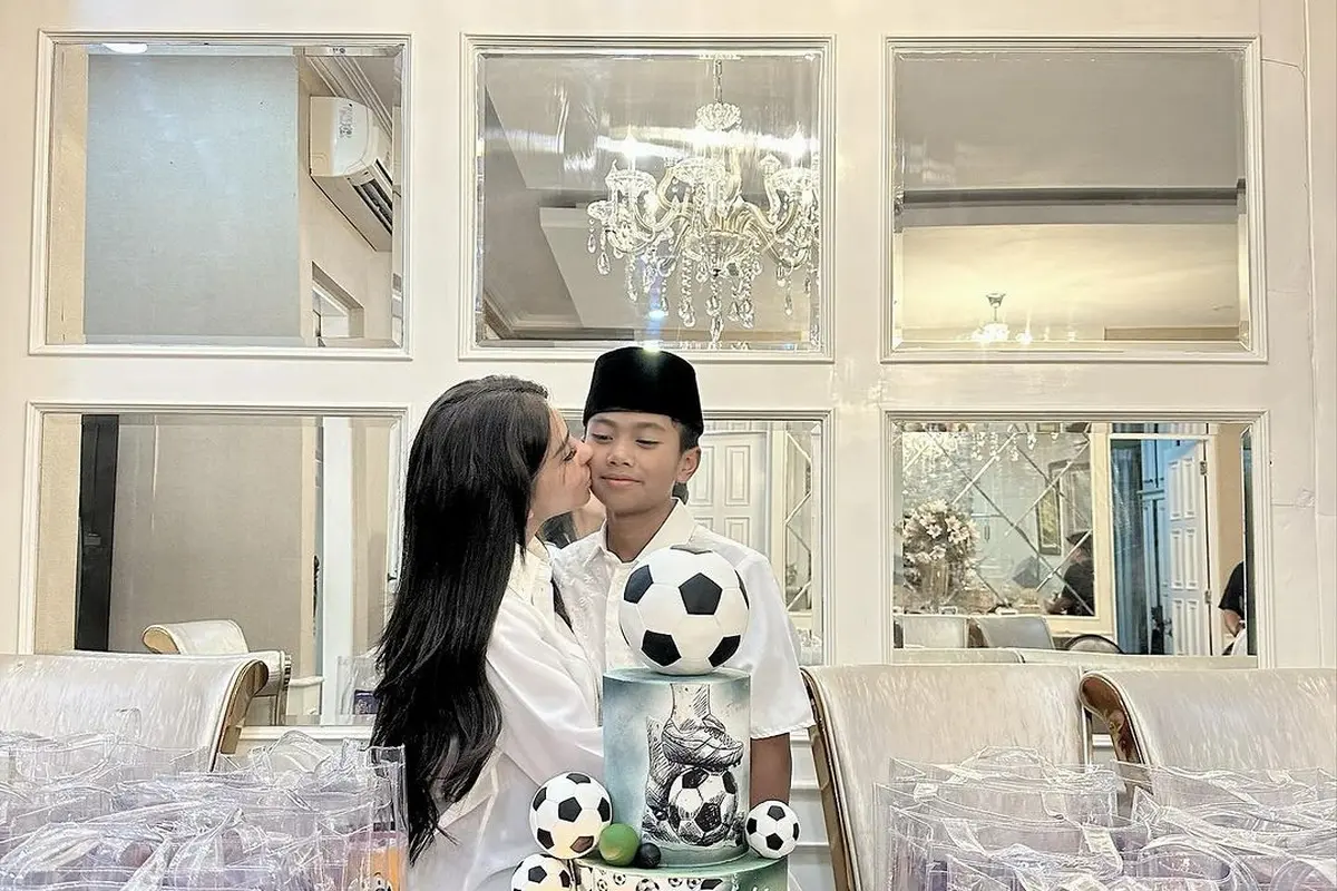 Momen Ulang Tahun Ke-12 Fathan Anak Ketiga Bebizie, Adakan Syukuran di Sekolah