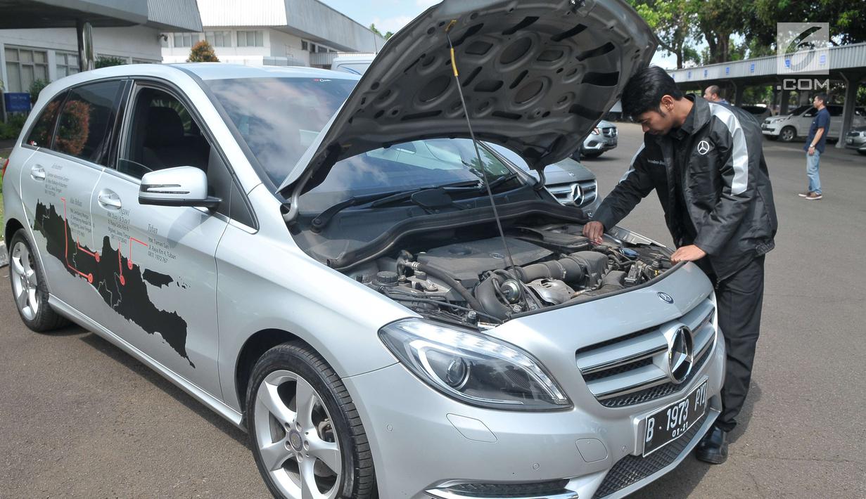 Petugas montir mengecek mesin salah satu mobil untuk Lebaran Rescue 2017, Jakarta, Jumat (16/6). Lebaran Rescue adalah program tahunan yang digelar Mercedes-Benz untuk mendukung pelanggan kendaraan komersial. (Liputan6.com/Helmi Afandi)