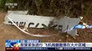 Polisi menutup puing-puing di lokasi kecelakaan pesawat maskapai China Eastern Airline di Tengxian, Daerah Otonomi Guangxi Zhuang, Selasa (22/3/2022). Tim penyelidikan telah menemukan puing-puing badan pesawat namun tidak menemukan adanya korban para penumpang. (CCTV via AP Video)