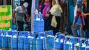 Tabung gas LPG milik warga berjajar saat antrean pembelian di sebuah depo penjualan di tengah krisis ekonomi yang melanda di Kota Kolombo, Sri Lanka, Senin (23/5/2022). Pasokan gas terus menghadapi kekurangan akut, warga menunggu dalam antrean panjang untuk mendapatkan bahan bakar memasak. (AFP/ISHARA S. KODIKA)