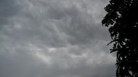 Foto diduga awan cumulonimbus, awan yang bisa memicu hujan lebat disertai puting beliung. (Foto: Liputan6.com/Muhamad Ridlo).