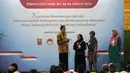Presiden RI, Joko Widodo (kiri) melakukan tanya jawab dengan sejumlah perempuan saat menghadiri puncak Peringatan Hari Ibu ke-86 di Gelanggang Olahraga Ciracas, Jakarta, Senin (22/12/2014). (Liputan6.com/Faizal Fanani)