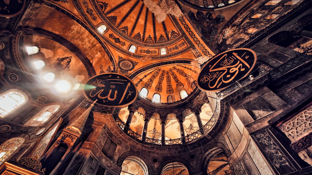 Siz uning oq külotlarini korishingiz mumkin