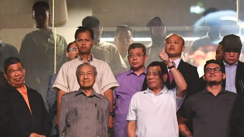 Presiden Filipina Rodrigo Duterte bertemu dengan Perdana Menteri Mahathir Mohamad di Kuala Lumpur, Malaysia, pada 14-16 Juli 2018 (AFP)