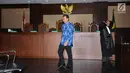 Panitera pengganti PN Jakarta Selatan, Tarmizi berjalan usai mendengarkan putusan di Pengadilan Tipikor, Jakarta, Senin (12/3). Tarmizi terbukti menerima suap dan dijatuhi hukuman 4 tahun penjara dan denda Rp 200 juta. (Liputan6.com/Helmi Fithriansyah)