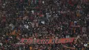 Suporter Persija, The Jakmania, membentangkan spanduk memberikan dukungan saat melawan Persela pada laga Liga 1 di SUGBK, Jakarta, Selasa (20/11). Persija menang 3-0 atas Persela. (Bola.com/Vitalis Yogi Trisna)