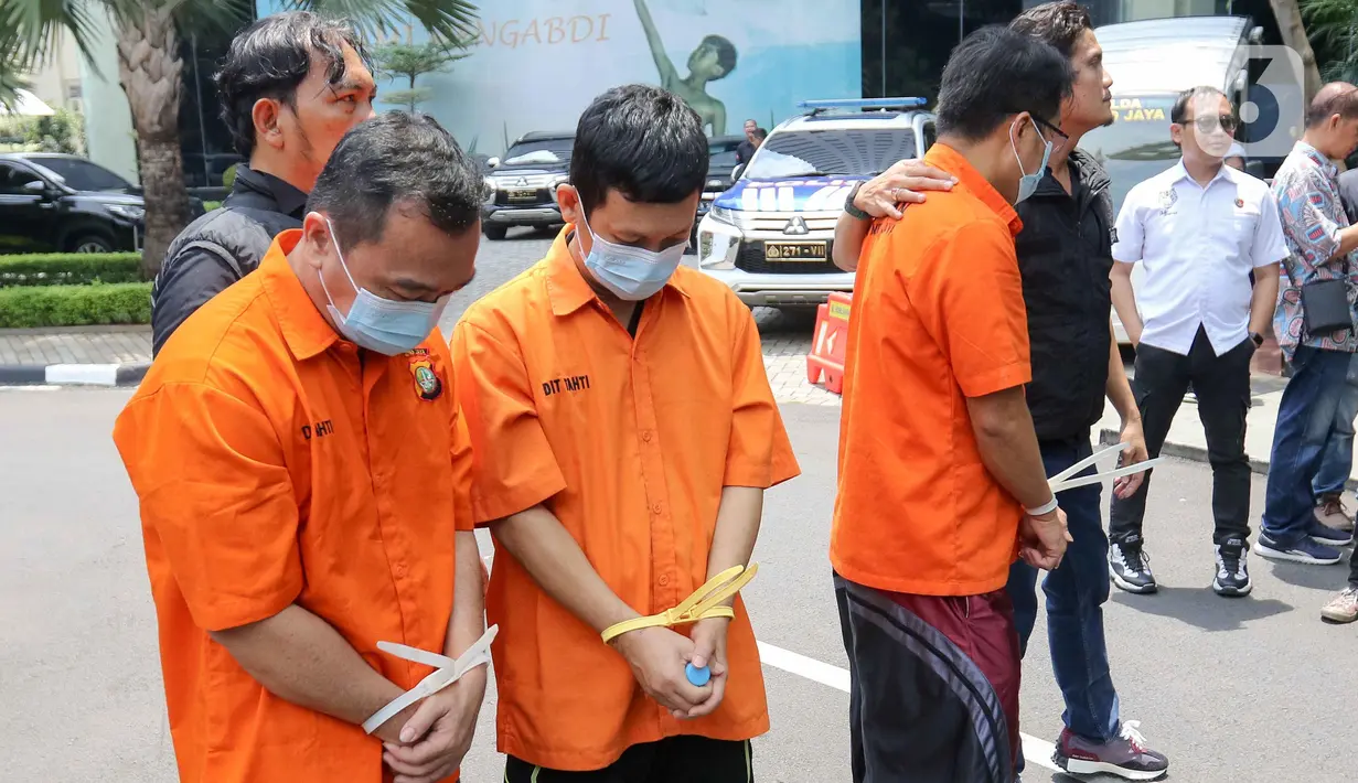 Sejumlah orang yang diduga menjadi kurir narkoba tersebut telah ditahan dan ditetapkan sebagai tersangka. (Liputan6.com/Herman Zakharia)