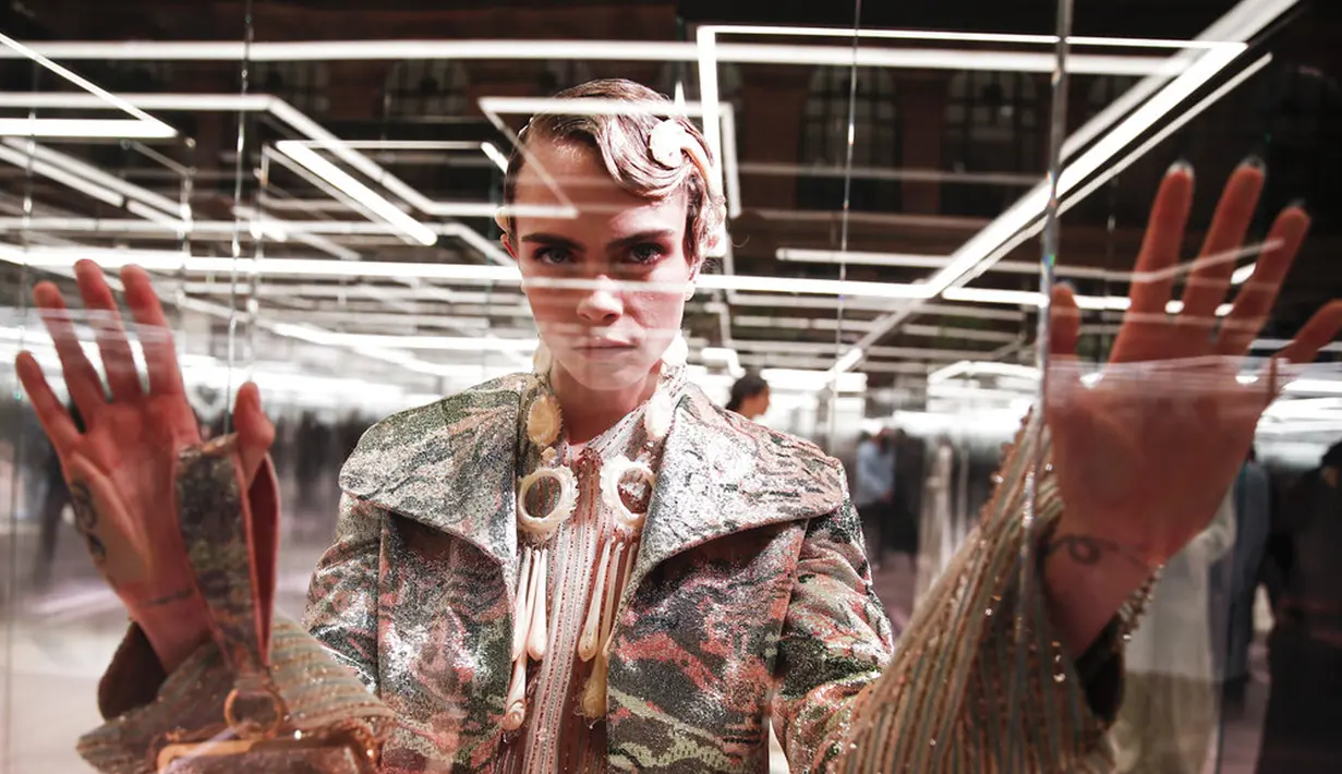 Model Cara Delevingne mengenakan busana kreasi Fendi's Spring-Summer 2021 Haute Couture dalam acara Paris Fashion Week di Paris, Prancis, Rabu (27/1/2021). Paris Fashion Week 2021 digelar tanpa penonton karena kekhawatiran akan virus corona COVID-19. (AP Photo/Francois Mori)