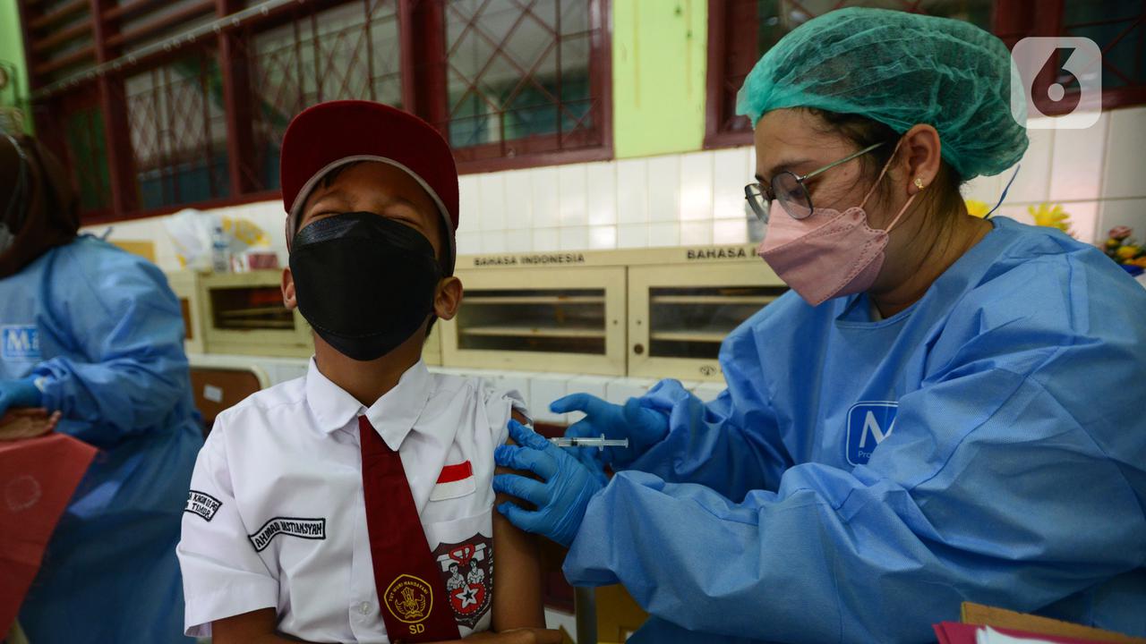 Anak-Anak SD di Jakarta Timur Jalani Vaksinasi COVID-19