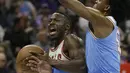 Pemain Chicago Bulls, Jerian Grant (kiri) berusaha melewati adangan pemain Sacramento Kings, De'Aaron Fox pada lanjutan NBA basketball game di Golden 1 Center, Sacramento, (5/2/2018). Kings menang  104-98. (AP/Rich Pedroncelli)