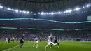 Penyerang Argentina, Lionel Messi berusaha melewati bek Kroasia, Josko Gvardiol selama pertandingan semifinal Piala Dunia 2022 di Stadion Lusail di Lusail, Qatar, Rabu (14/12/2022). Messi juga menyamai rekor legenda Jerman Lothar Matthaus sebagai pemain yang paling sering main di Piala Dunia dengan total 25 penampilan. (AP Photo/Petr David Josek)