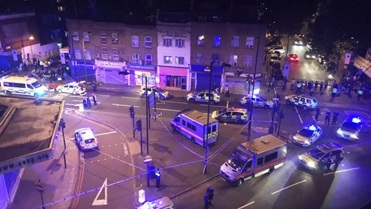 Lokasi van menabrak kerumunan orang di depan Finsbury Park Mosque, London Utara, Inggris. (London 999)