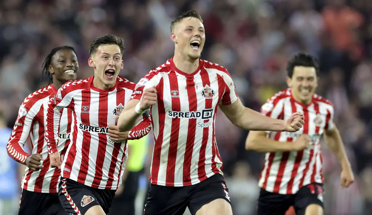 Para pemain Sunderland merayakan gol yang dicetak oleh Daniel Ballard (tengah kanan) dalam laga leg 2 babak semifinal play off Championship melawan Coventry City di Stadium of Light, Sunderland, Inggris, Selasa (13/05/2025) waktu setempat. (AP Photo/PA/Steve Welsh)