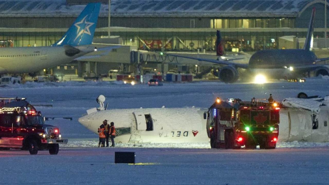 Pesawat Delta Airlines terbalik saat mendarat di Bandara Toronto Kanada