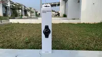 Boks penjualan Samsung Galaxy Watch4. (Liputan6.com/ Yuslianson)