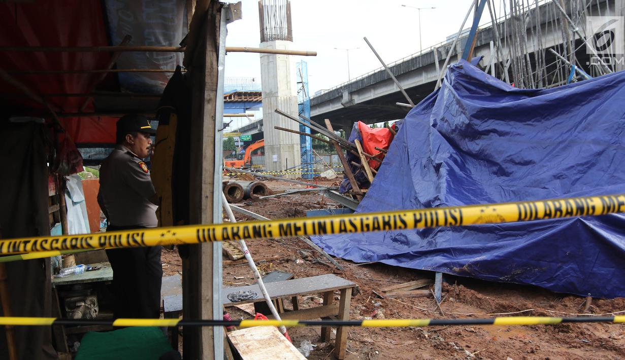 Petugas kepolisian berada di lokasi ambruknya tiang girder proyek Tol Becakayu dekat Gerbang Tol Kebon Nanas, Jakarta, Selasa (20/2). Pihak kepolisian mengatakan dugaan sementara terjadi karena brecket tember yang kurang kuat. (Liputan6.com/Arya Manggala)