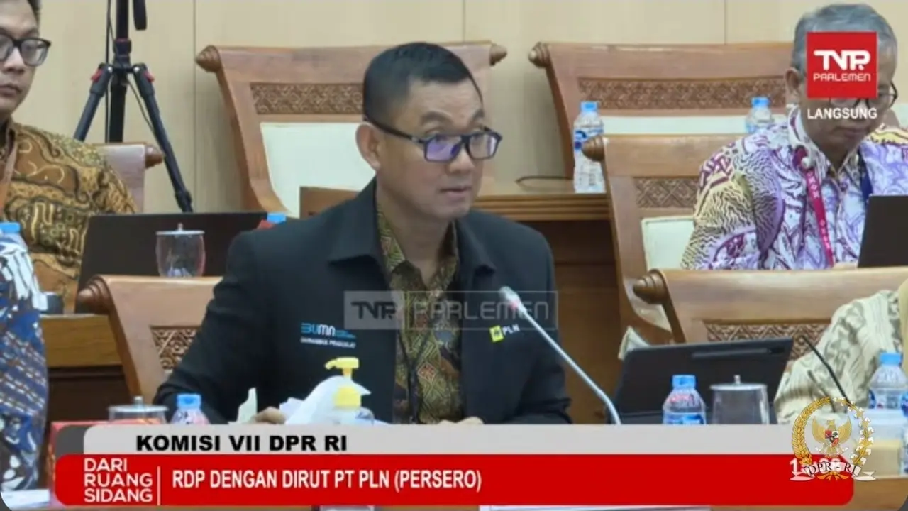 Direktur Utama PT PLN (Persero) Darmawan Prasodjo  dalam Rapat Dengar Pendapat dengan Komisi VII DPR RI, Rabu (5/7/2023). Darmawan mengungkap rencana pengurangan Pembangkit Listrik Tenaga Uap (PLTU). (Arief/Liputan6.com)