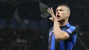 <p>Penyerang Inter Milan, Edin Dzeko berselebrasi usai mencetak gol ke gawang AC Milan pada leg pertama semifinal Liga Champions di stadion San Siro di Milan, Italia, Kamis, 11 Mei 2023. (AP Photo/Antonio Calanni)</p>