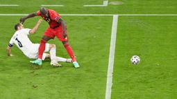 Bek jebolan akademi Livorno itu tak segan melakukan duel fisik dengan lawan, meski membuat tubuhnya terluka. (Foto:AFP/Stuart Franklin,Pool)