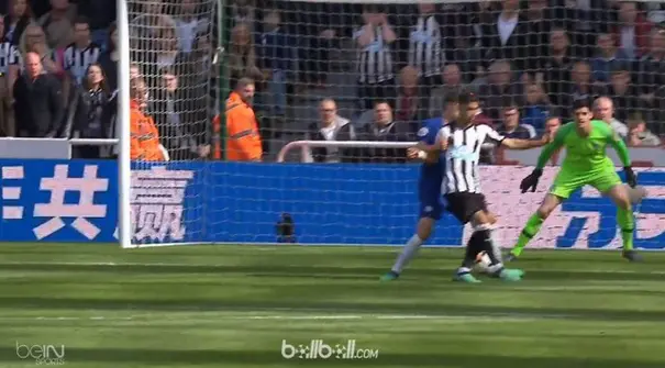 Chelsea menelan kekalahan telak di kandang Newcastle United dalam pertandingan pekan terakhir Liga Inggris, Minggu (13/5). Dwight ...