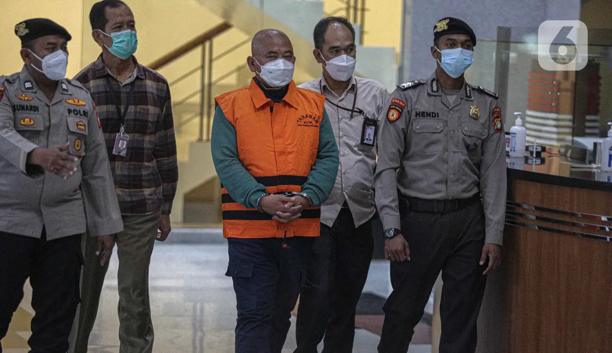 Tersangka Wali Kota Bekasi Effendi usai menjalani pemeriksaan di Gedung KPK, Jakarta, Kamis (6/1/2022). Sebanyak 9 tersangka dihadirkan termasuk Wali Kota Bekasi, Rahmat Effendi usai Operasi Tangkap Tangan (OTT). (Liputan6.com/Faizal Fanani)